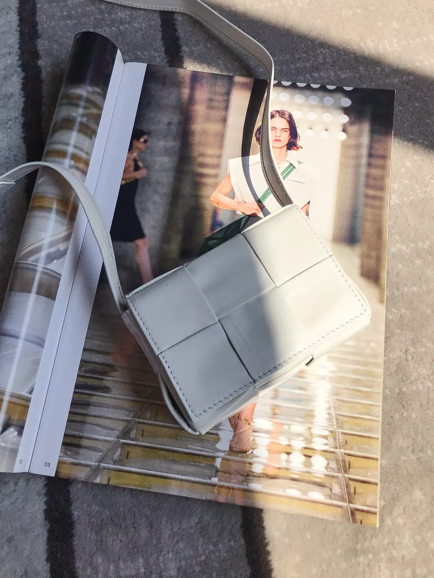 𝗕𝗼𝘁𝘁𝗲𝗴𝗮 𝗩𝗲𝗻𝗲𝘁𝗮———— New product𝗺𝗶𝗻𝗶 𝗰𝗮𝘀𝘀𝗲𝘁𝘁𝗲‼ ️ A super cute one 𝒎𝒊𝒏𝒊 𝒄𝒂𝒔𝒔𝒆𝒕𝒕𝒆, a must-have for delicate girls. It’s the same height as lipstick. Although it can’t fit a mobile phone, it can fit all my cuteness and lipstick ❗️ We only make the highest end in the market, welcome to compare Size: 12*8*4cm.         Model: 6813